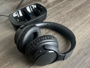 Both Avantree Ensemble transmitter and headphones are turned on.